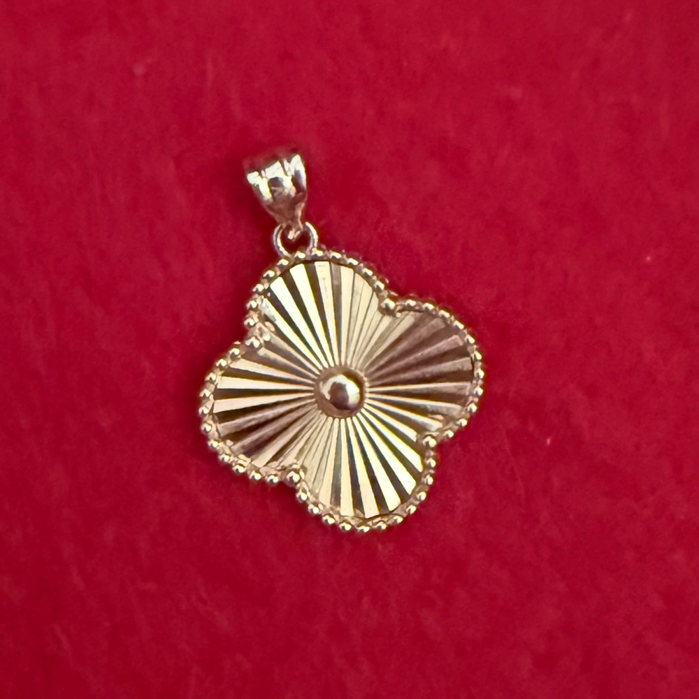 18K Dubai/Saudi Gold Flower Pendant